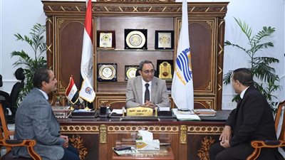 محافظ قنا يلتقي 