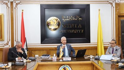 رئيس جامعة المنيا يناقش إعداد الخطة الاستراتيجية للجامعة 2026 – 2030