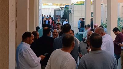 استمرار توافد أبناء الجالية المصرية على سفارة مصر بقطر في اليوم الثاني للتصويت