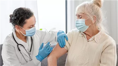 لماذا لقاحات الإنفلونزا والالتهاب الرئوي خط الدفاع الأول لكبار السن في الشتاء؟