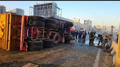 حادث مروع.. مصرع شخصين في انقلاب تريلا علي سيارة ملاكي بمحور القاهره الدائري (صور)