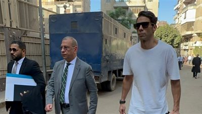 شريف إكرامي يساند رمضان صبحي خلال جلسة محاكمته بتهمة تزوير مستند رسمي (صور)