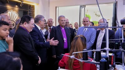 القس أندريه زكي يفتتح عيادات ومصنع ملابس الرابية