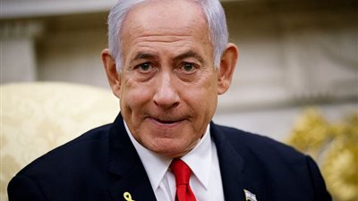 نتنياهو يدرس إقالة وزير الدفاع وتعيين ساعر لاحتواء الأزمة داخل المؤسسة العسكرية