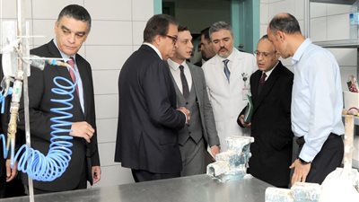 وزير الصحة يتفقد مستشفى 