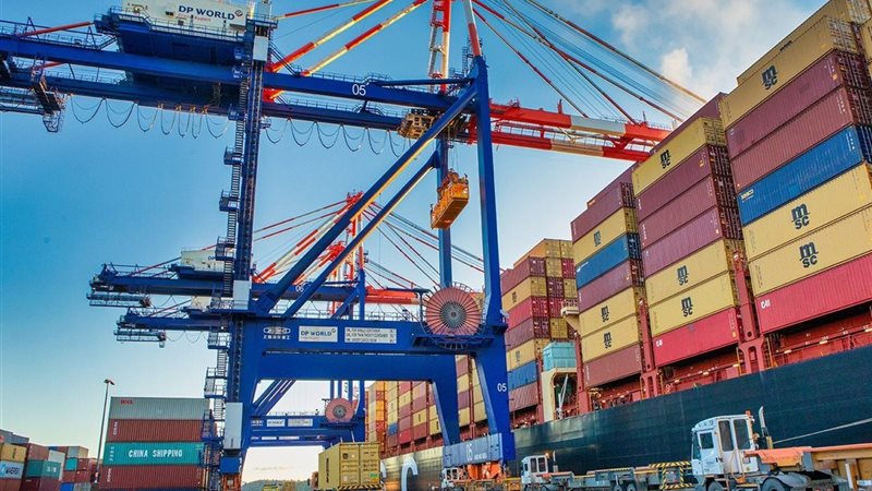 حاويات داخل الميناء