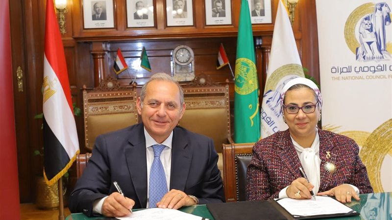 جانب من توقيع البروتوكول