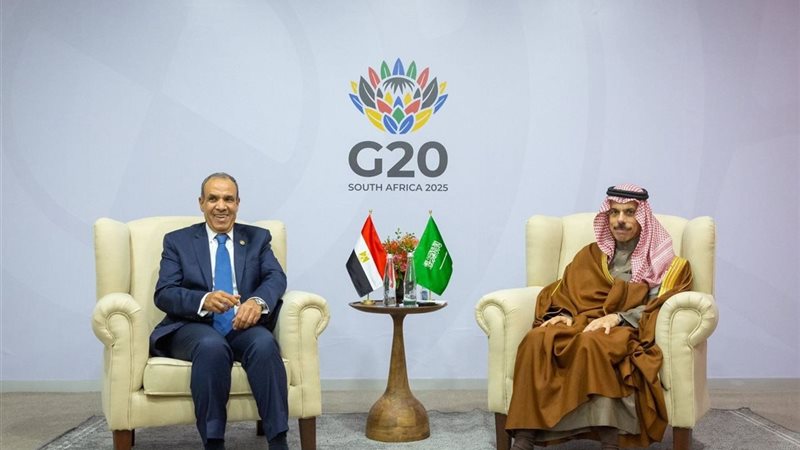 وزير الخارجية مع