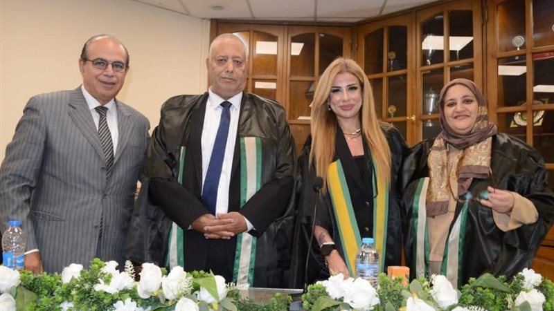 جهاد الديناري وفريق المناقشة