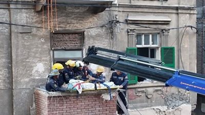 إنقاذ سيدة مسنّة وحفيدتيها بعد انهيار أجزاء من عقار فى كرموز بالإسكندرية