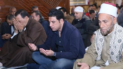 نائب محافظ سوهاج يؤدي الجمعة ببلصفورة ويكرّم حفظة القرآن الكريم