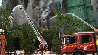 جحيم هونج كونج: فيديو يكشف لحظات الصراخ والهروب داخل أكبر كارثة سكنية في تاريخ المدينة