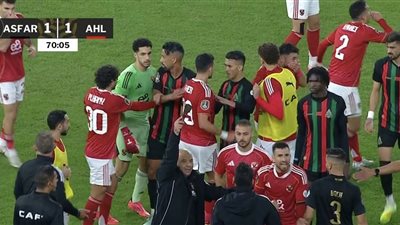 «كاف» يتخذ قرارًا عاجلاً بشأن أحداث مباراة الأهلي والجيش الملكي