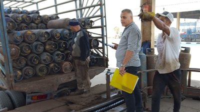 ضبط مصنع لتعبئة البوتاجاز تلاعبَ في الأوزان وطرَح أسطواناتٍ ناقصةً بالجيزة 