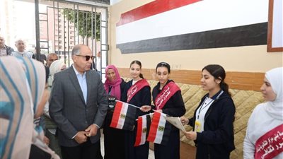 محافظ المنيا يشيد بانضباط وتميز طالبات بني مزار الثانوية بنات