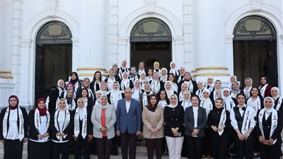 محافظ المنيا يهنئ خريجات الدفعة الرابعة من برنامج المرأة تقود
