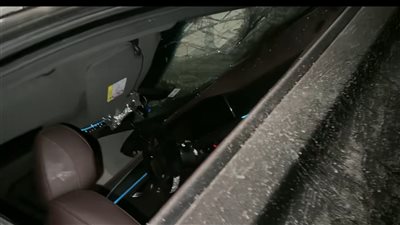 تحطمت بالكامل.. سقوط سقف الجراج على سيارة أرملة إسماعيل الليثي