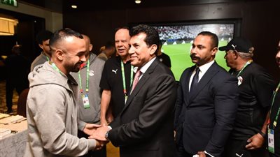 وزير الرياضة وأبو ريدة يتفقدان بعثة المنتخب المصري المشاركة في بطولة كأس العرب بقطر