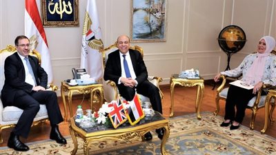 وزير الطيران يبحث مع السفير البريطاني توسيع الشراكة وتطوير مشروعات البنية التحتية