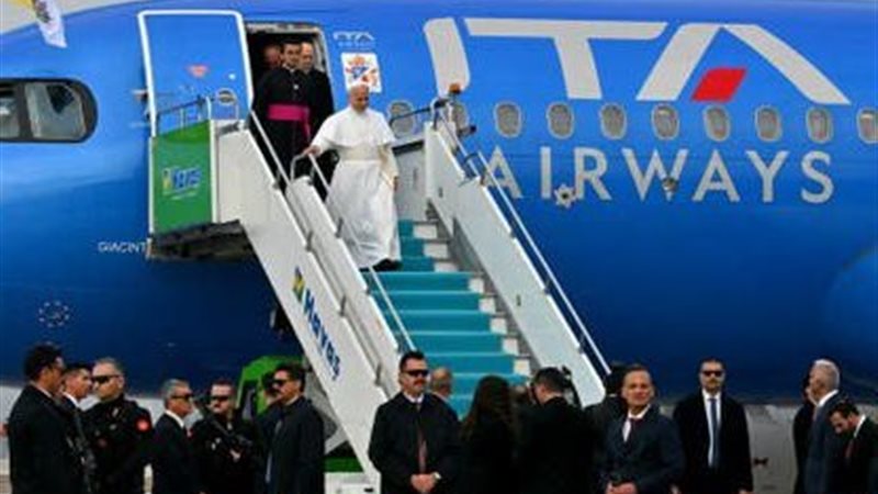 بابا الفاتيكان يصل