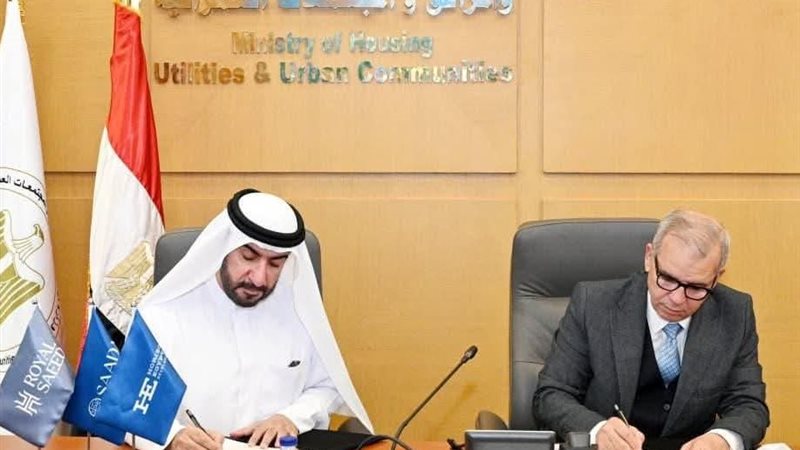 جانب من توقيع العقد