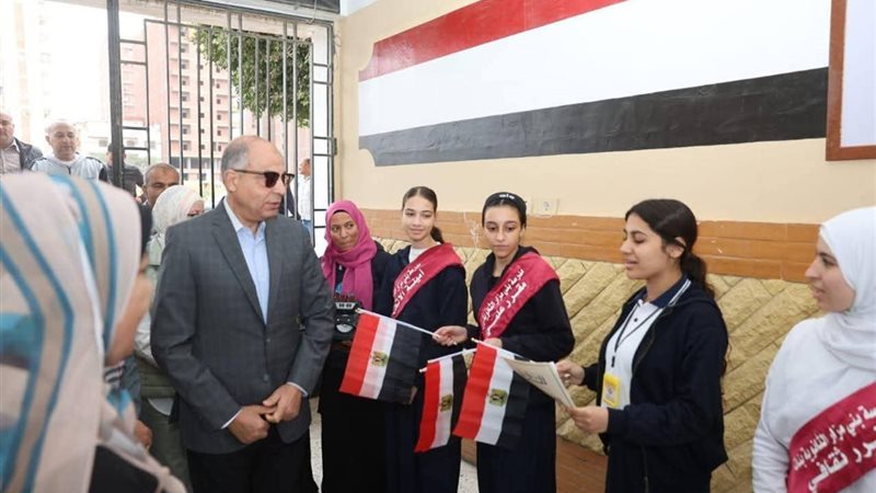  محافظ انيا يشيد