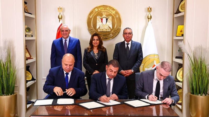 جانب من التوقيع 