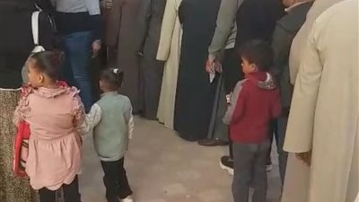 إقبال الناخبين للإدلاء بأصواتهم في لجنة العجميين بالفيوم بانتخابات مجلس النواب