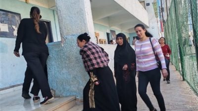 إقبال الناخبين للإدلاء بأصواتهم في لجنة مركز شباب الفتح بأسيوط بانتخابات 