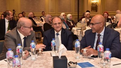 لحماية الأجيال القادمة.. رئيس هيئة الدواء يشدد على أهمية الاستخدام الرشيد للمضادات الحيوية 