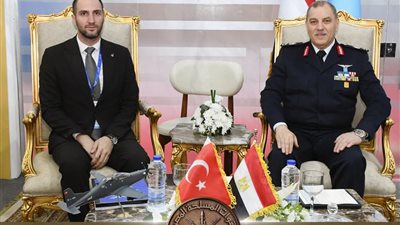 لقاءات ثنائية واسعة وتوقيع عقود تعاون عسكري على هامش معرض «إيديكس 2025»