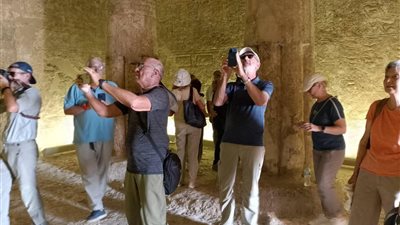 وفود سياحية متعددة الجنسيات تزور المناطق الأثرية بالمنيا خلال الموسم السياحي المتميز