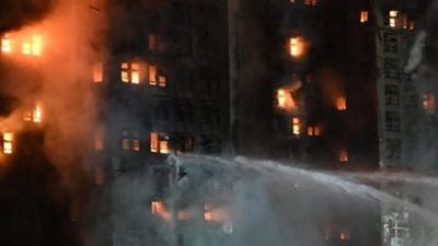 كارثة هونج كونج.. اتساع التحقيقات واعتقال 21 شخصاً بعد حريق وانج فوك كورت المميت