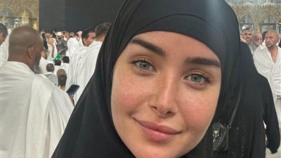 هنا الزاهد تؤدي مناسك العمرة على هامش حضورها مهرجان البحر الأحمر