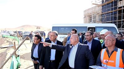 محافظ المنيا يستقبل نائب رئيس الوزراء لتفقد مسار القطار الكهربائي السريع