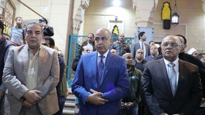 محافظ المنيا يؤدي صلاة الجنازة على قضاة ضحايا حادث الطريق الصحراوي