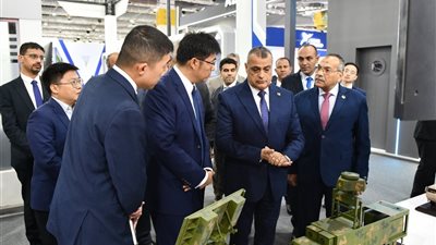 وزير الإنتاج الحربي يتفقد أجنحة الشركات المشاركة في معرض الصناعات الدفاعية
