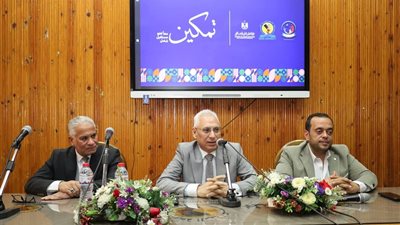 رئيس جامعة المنيا يكرّم طلاب ذوي الإعاقة في ختام مبادرة «تمكين»