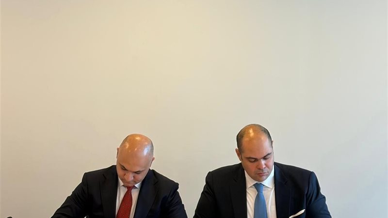 جانب من توقيع  مذكرة