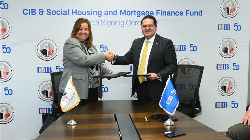 أثناء توقيع البروتوكول