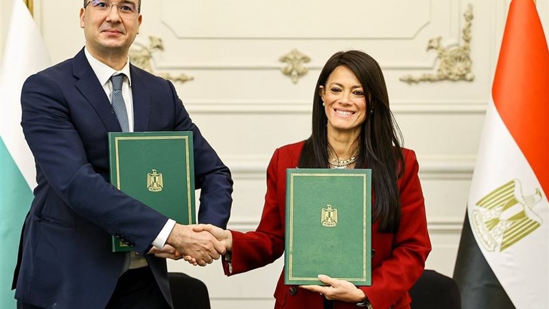 أثناء توقيع البروتوكول