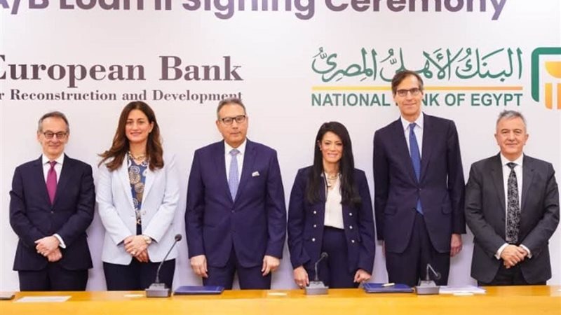 جانب من التوقيع 