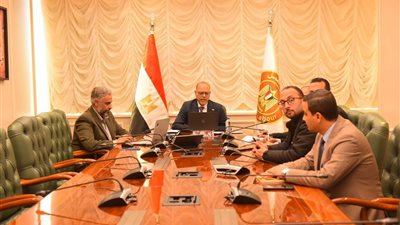 وزير العمل يصرف إعانات عاجلة لأسر ومصابي العمالة غير المنتظمة