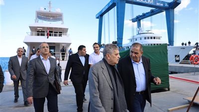 ربيع يتفقد أعمال بناء القاطرات وسفن الصيد وترسانات قناة السويس بسفاجا
