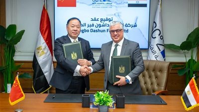 استثمارات جديدة بالمنطقة الاقتصادية.. توقيع عقد مصنع منسوجات مايكروفايبر صيني بالقنطرة غرب