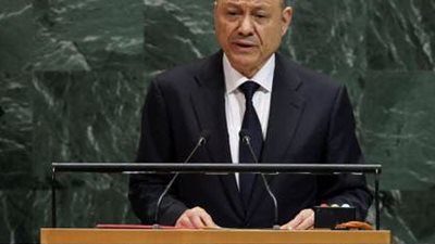 العليمي يرفع مستوى التحذير: دعوة لانسحاب القوات الوافدة من حضرموت والمهرة وتحقيق المحاسبة لوقف التصعيد