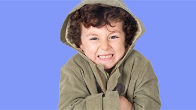 لماذا يشعر البعض بالبرد أكثر من الآخرين؟.. استشاري مناعة يفسّر الأسباب العلمية