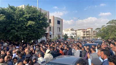 بالدموع والدعاء.. حشود كبيرة تودع النائب الراحل أحمد جعفر