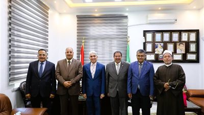 محافظ المنيا يطلق مرحلة جديدة للكشف والعلاج وتوزيع النظارات لطلاب الابتدائي