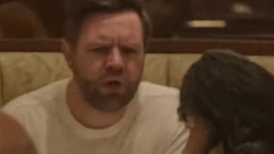 نائب الرئيس الأميركي يرد بسخرية على صورة جدلية مع زوجته: قميصي الداخلي دائمًا جاهز للمشاجرة